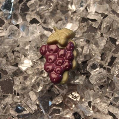 Button - Small Bunch of Grapes 